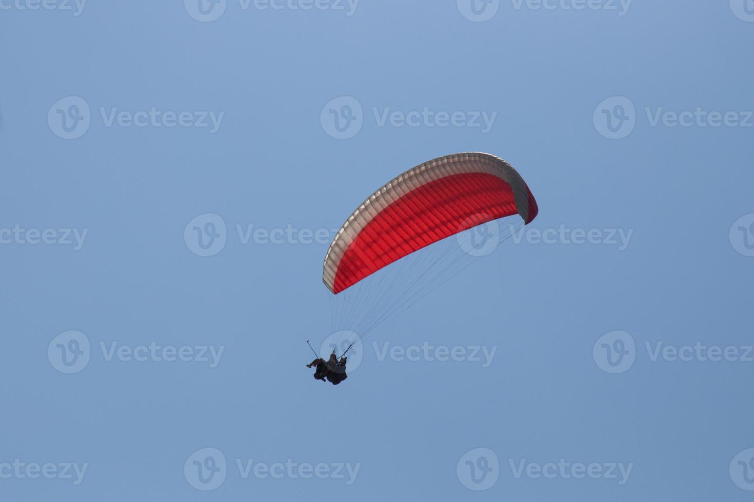 tandem paragliden is vliegend foto