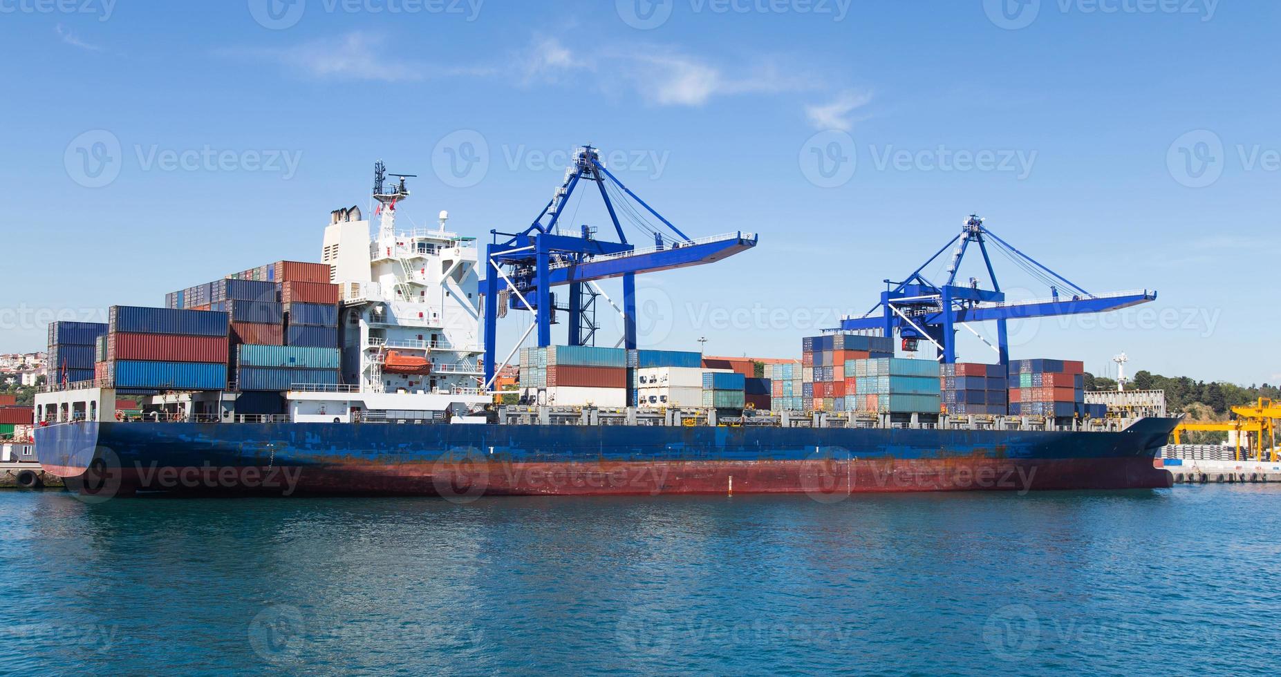 containerschip in de haven foto