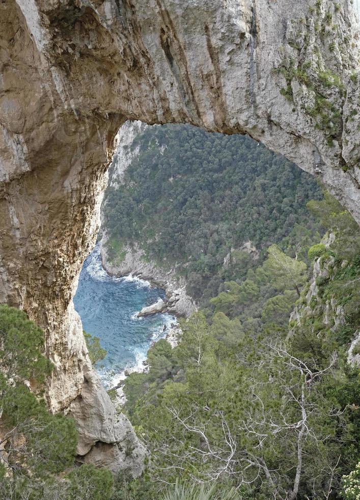 op zoek naar beneden arco natuurlijk - een natuurlijk boog Aan de oosten- kust van de eiland van capri foto