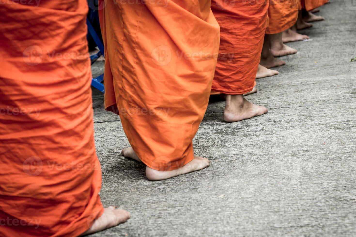 blootsvoets van boeddhistische monnik terwijl je op een rij staat foto