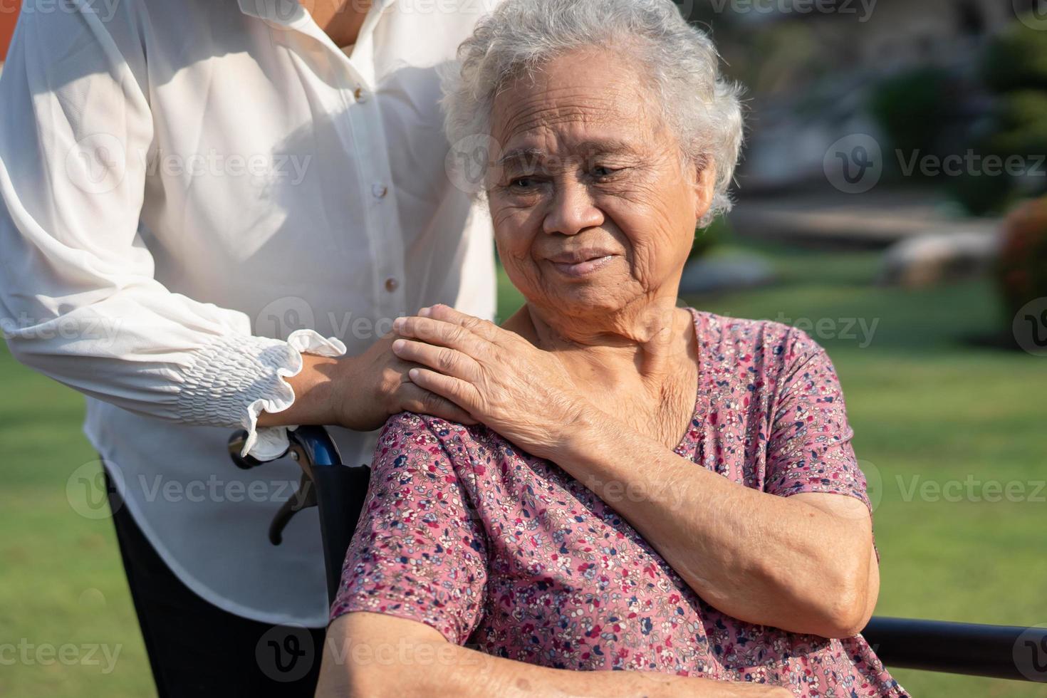 verzorger hulp en zorg Aziatische senior of oudere oude dame vrouw patiënt zittend op rolstoel in park, gezond sterk medisch concept. foto
