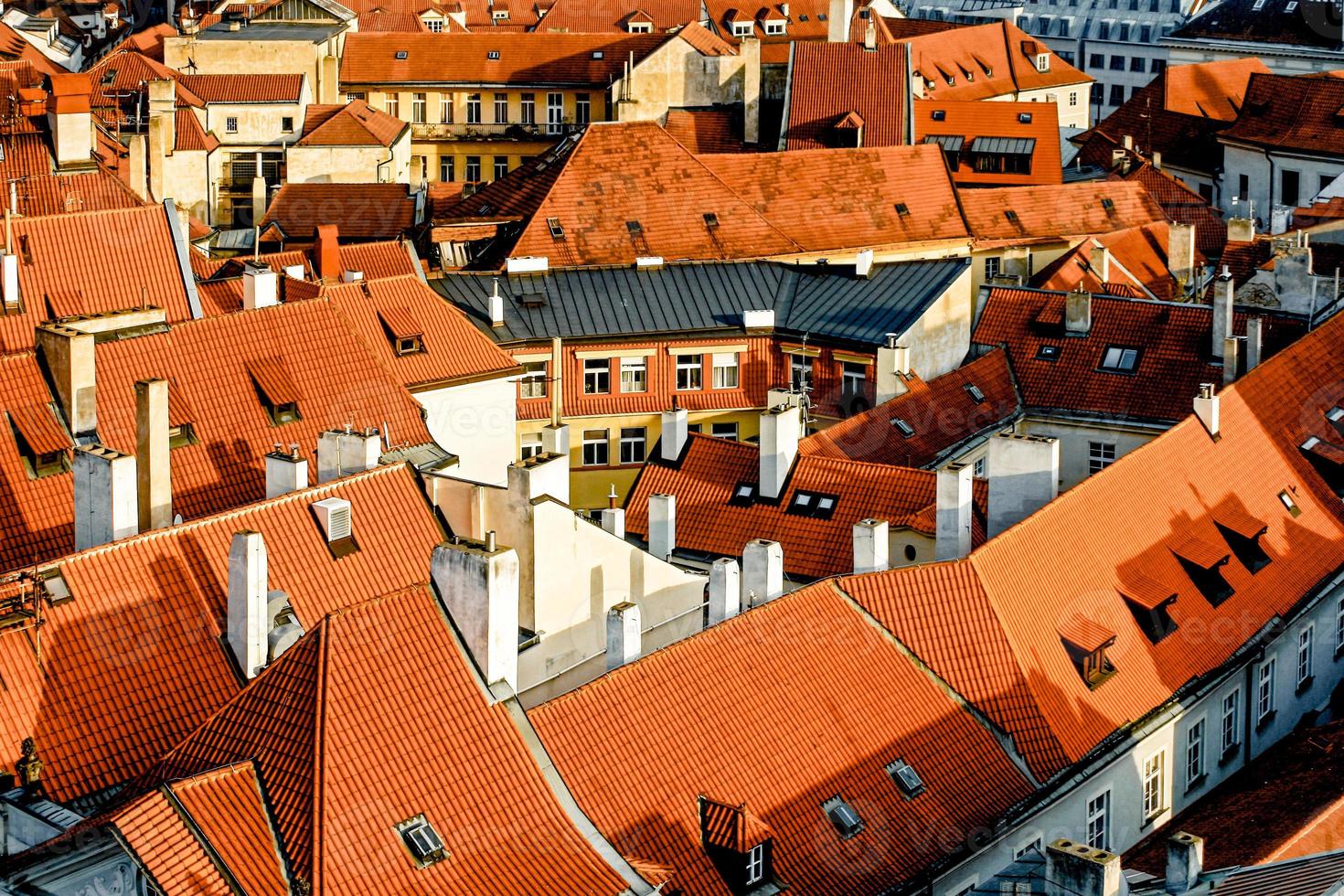 rood daken van gebouwen in stad Praag in Tsjechisch republiek foto