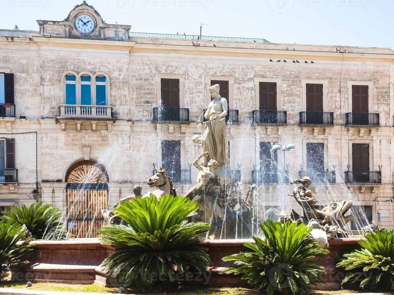 visie van fontein Aan piazza Archimedes in Syracuse foto