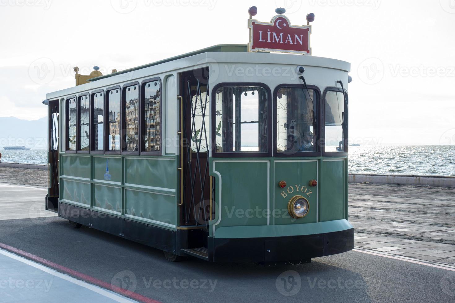 oud historisch tram door de zee foto