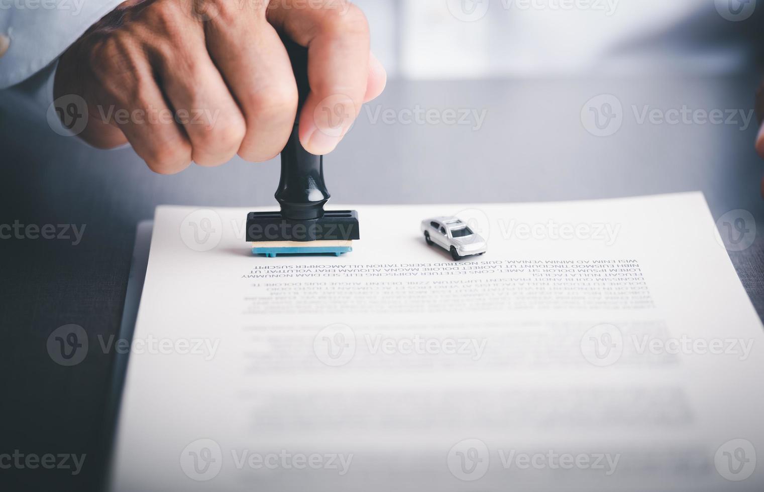 bedrijf mensen postzegel Aan de contract documenten Bij de bureau, de concept van bevestiging of goedkeuring van de overeenkomst, de toepassing autorisatie Gezag, de bank lening documenten door steun. foto