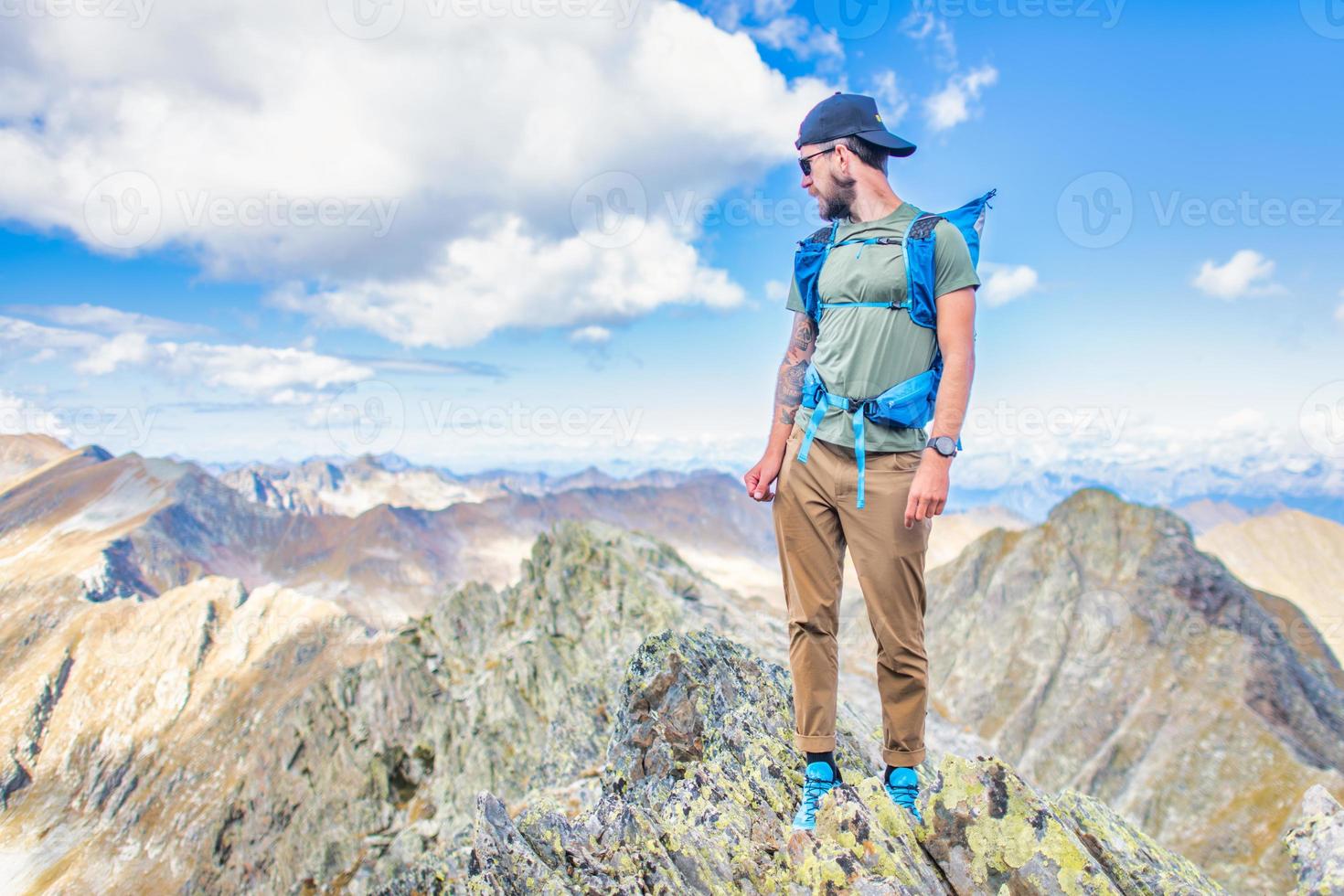 Mens Bij de top van de bergen foto