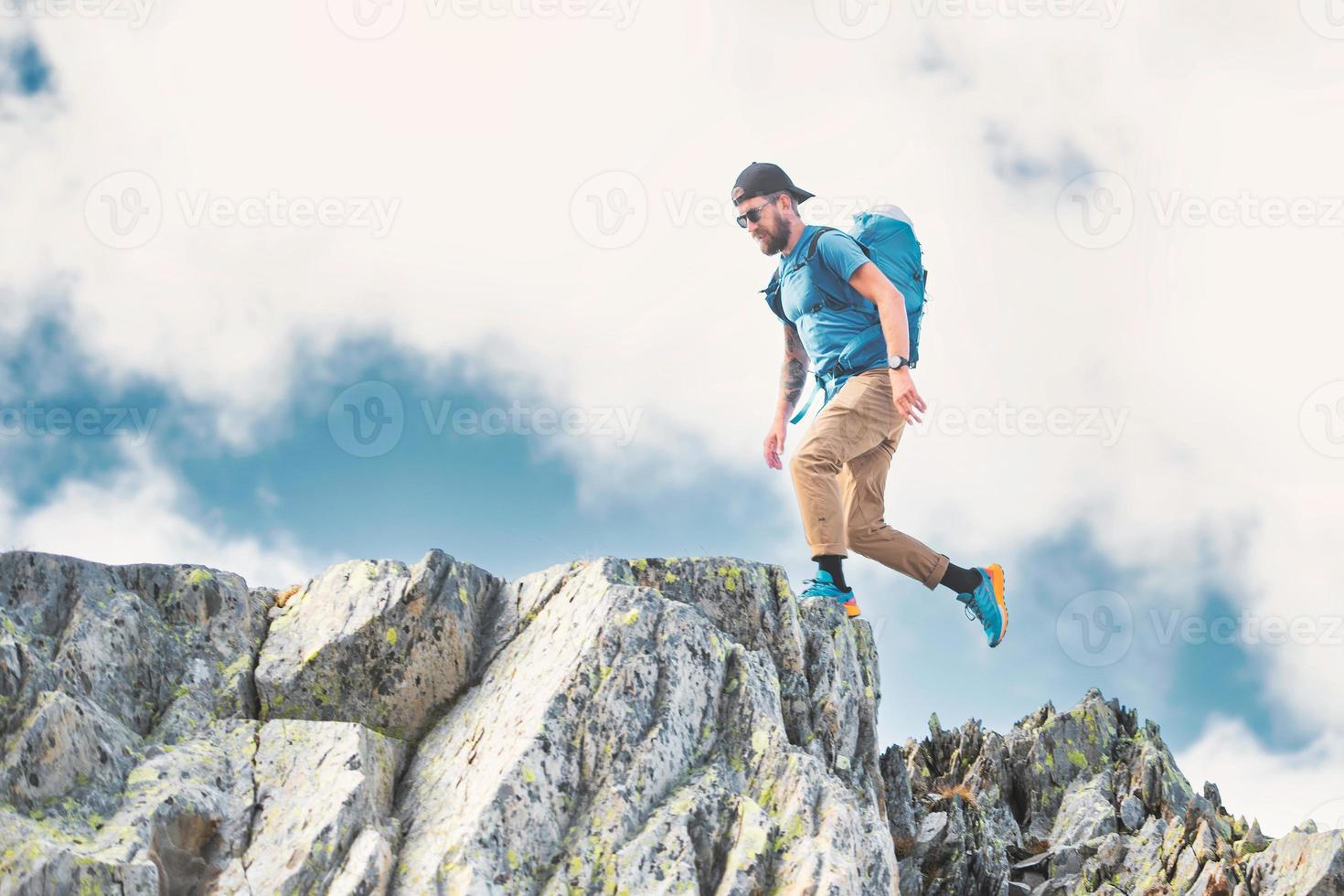 Mens wandelingen tussen rotsen in de bergen foto