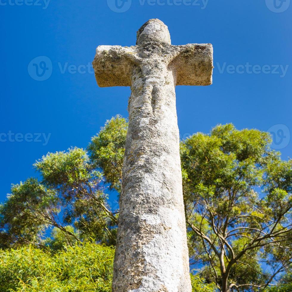 oud steen keltisch kruis in de buurt sint-guirec strand foto