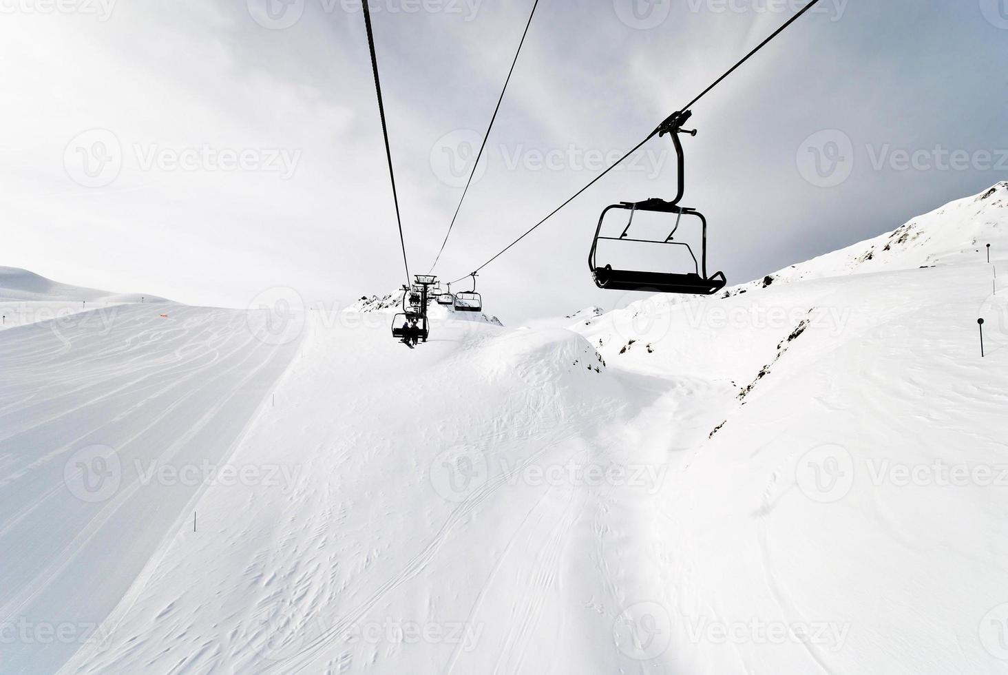 ski optillen Aan bergen in paradiski Oppervlakte, Frankrijk foto