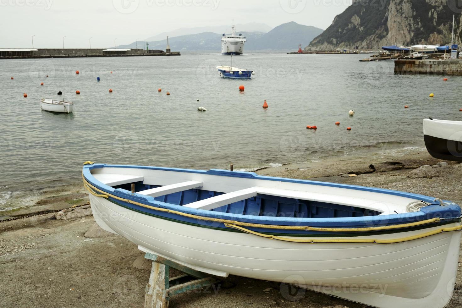 boten Bij de kust van driekwartsbroek, Italië foto