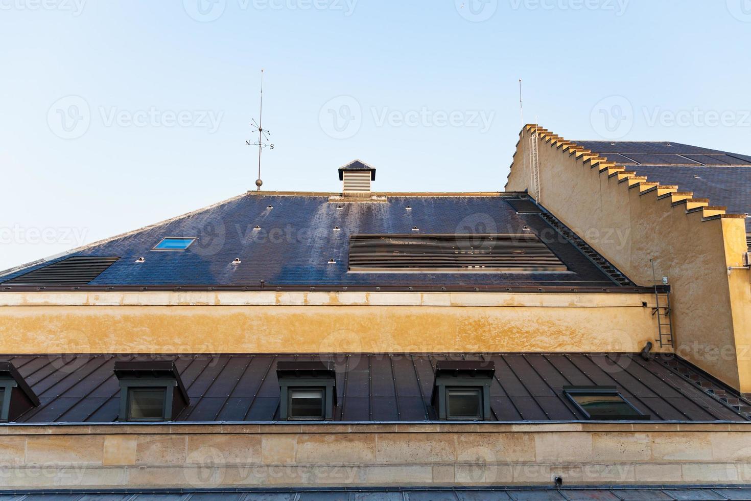 mansard dak van stedelijk huis in Parijs foto