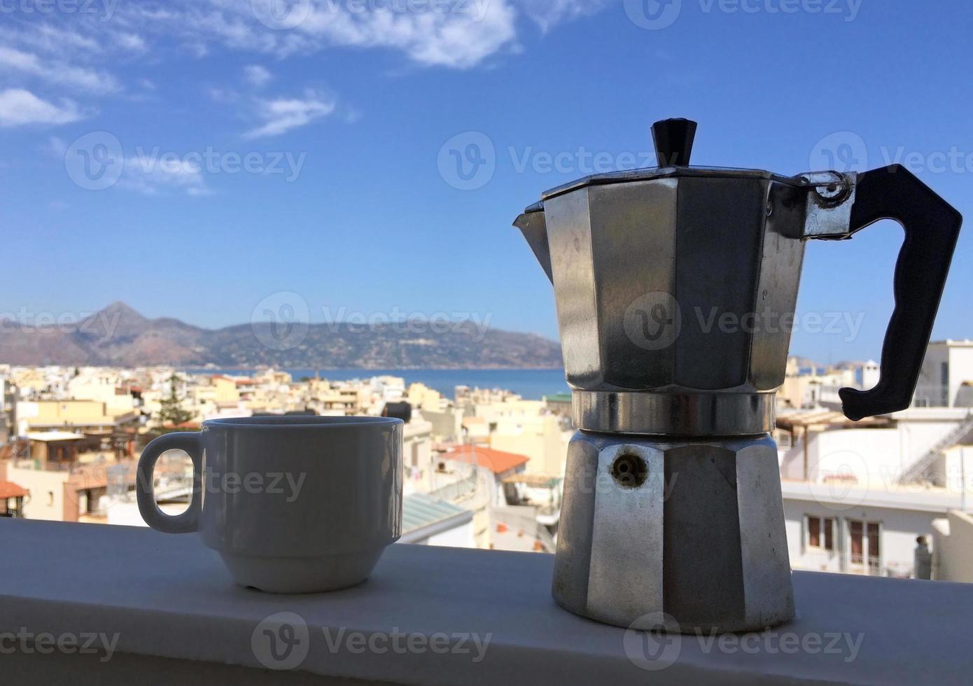 ochtend- koffie met de blauw lucht in Iraklion, Kreta, in de achtergrond foto