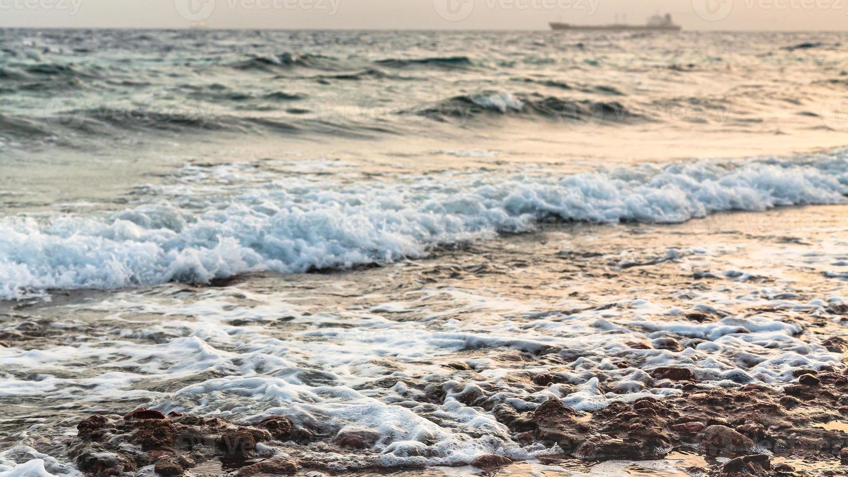 surfen Aan golf van aqaba strand Aan rood zee in winter foto