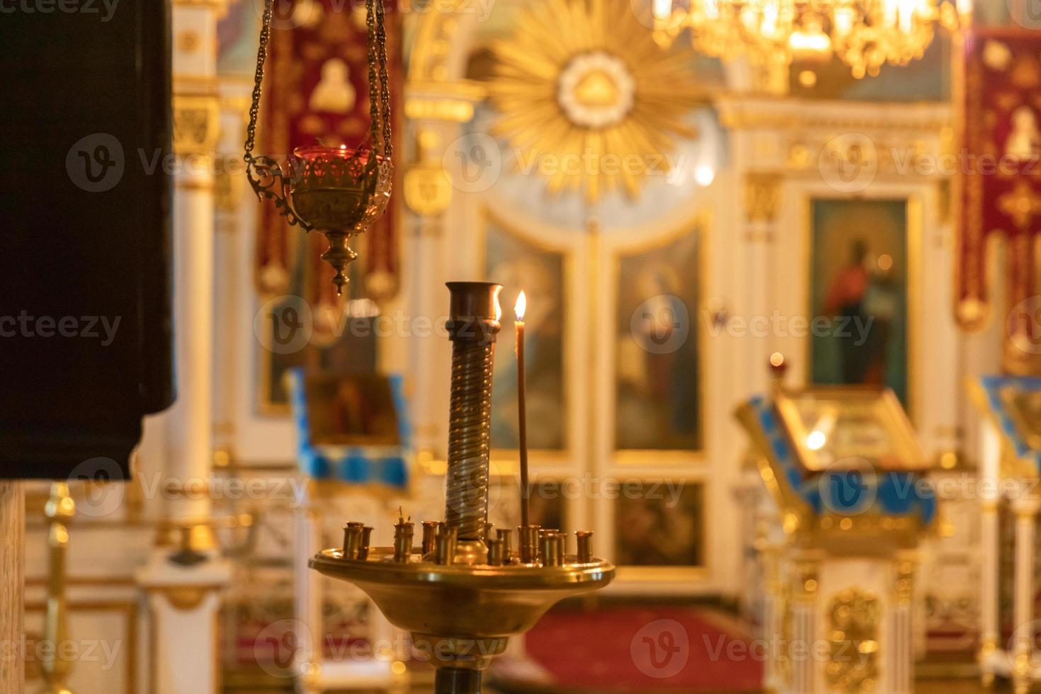 orthodoxe kerk. Christendom. feestelijke interieurdecoratie met brandende kaarsen en icoon in traditionele orthodoxe kerk op paasavond of kerstmis. religie geloof bidden symbool. foto