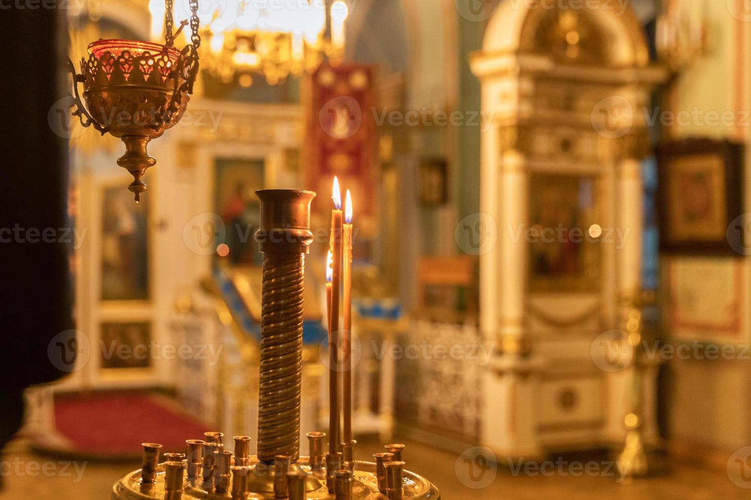 orthodoxe kerk. Christendom. feestelijke interieurdecoratie met brandende kaarsen en icoon in traditionele orthodoxe kerk op paasavond of kerstmis. religie geloof bidden symbool. foto