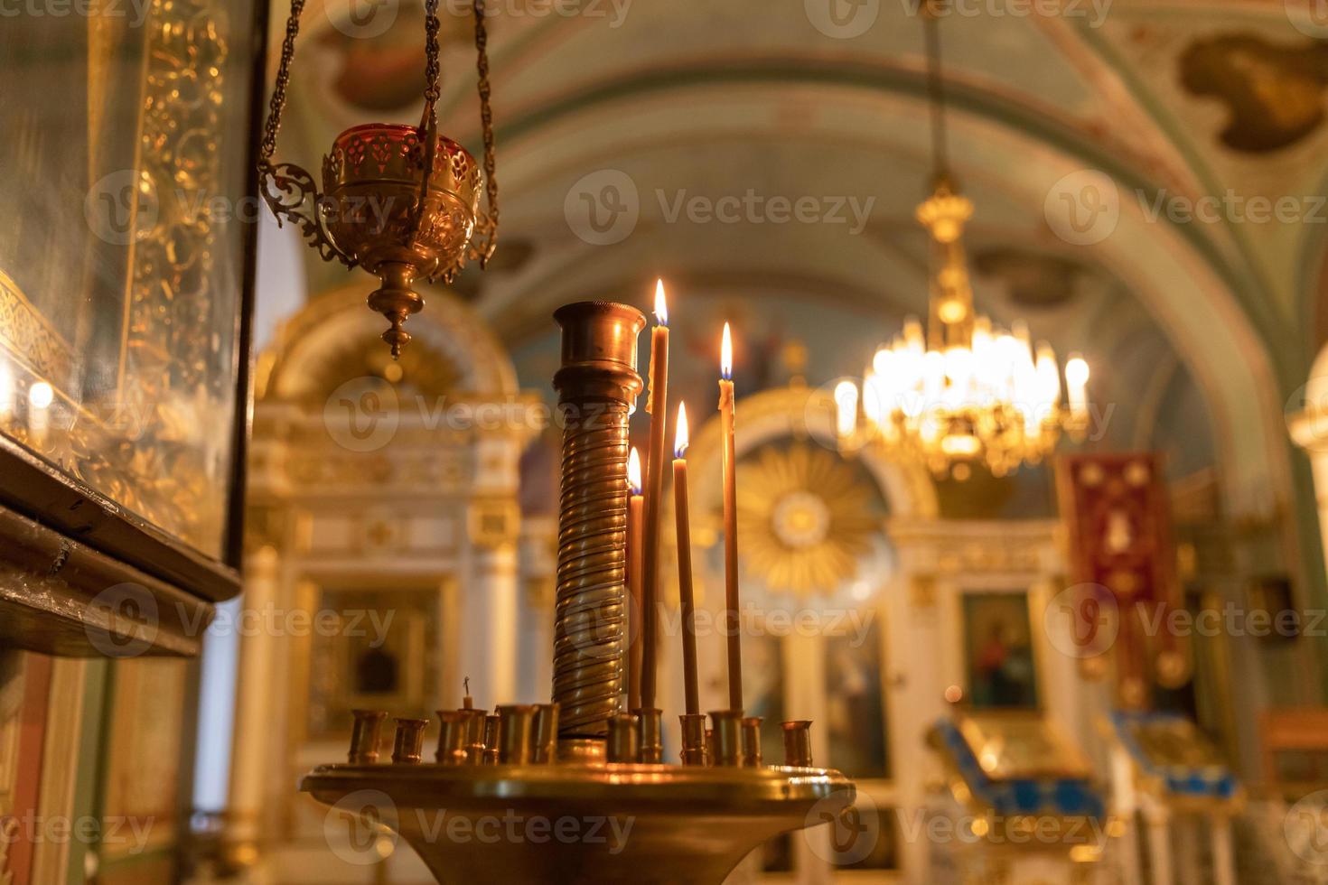 orthodoxe kerk. Christendom. feestelijke interieurdecoratie met brandende kaarsen en icoon in traditionele orthodoxe kerk op paasavond of kerstmis. religie geloof bidden symbool. foto