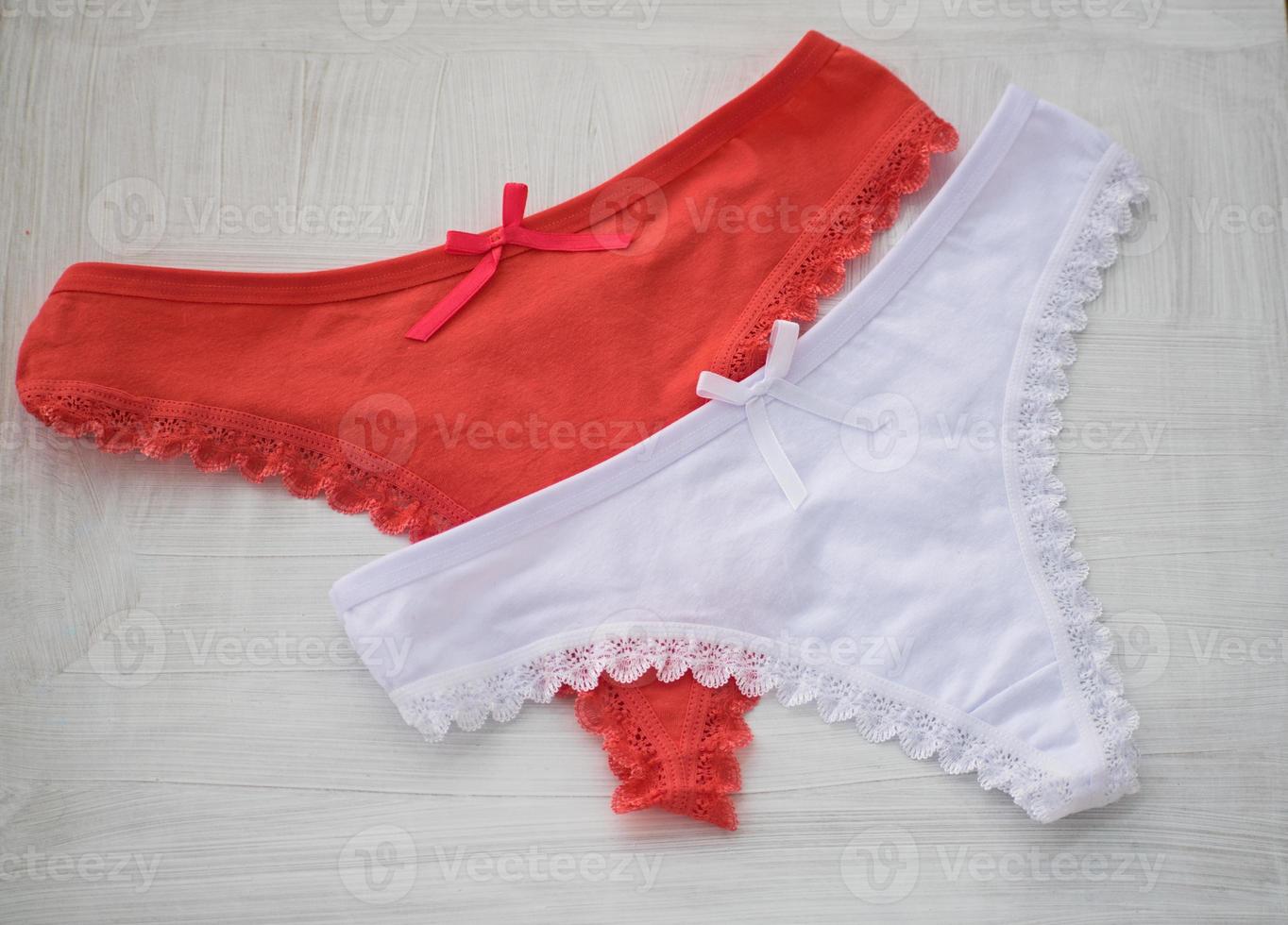 rood en wit lingerie. rood en wit kant string Aan wit achtergrond. foto