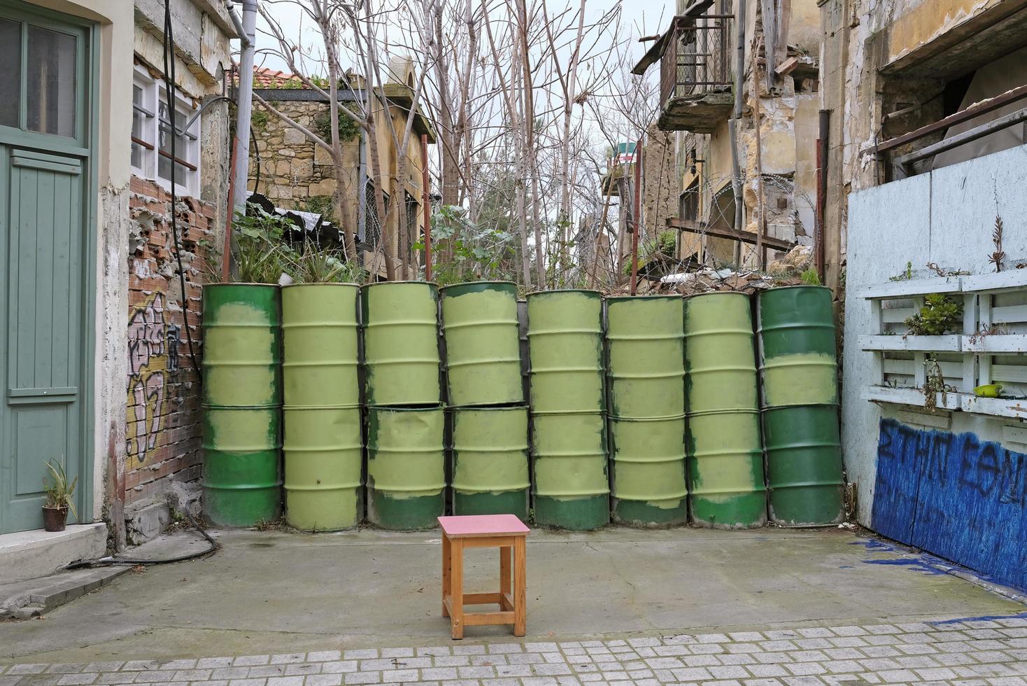 Nicosia, Cyprus, 2020 - vaten gebruikt net zo een barrière Bij de grens groen lijn in Nicosia, Cyprus foto