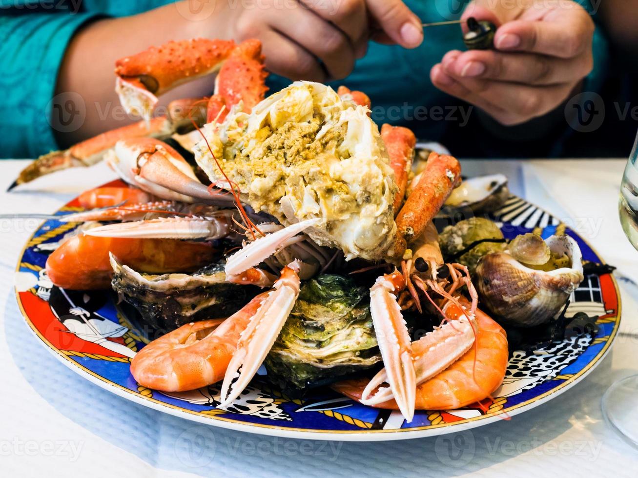 bezoeker eet zeevruchten in lokaal vis restaurant foto