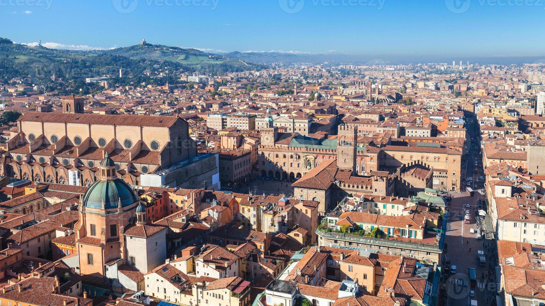 bovenstaand visie van piazza maggiore en duomo in bologna foto