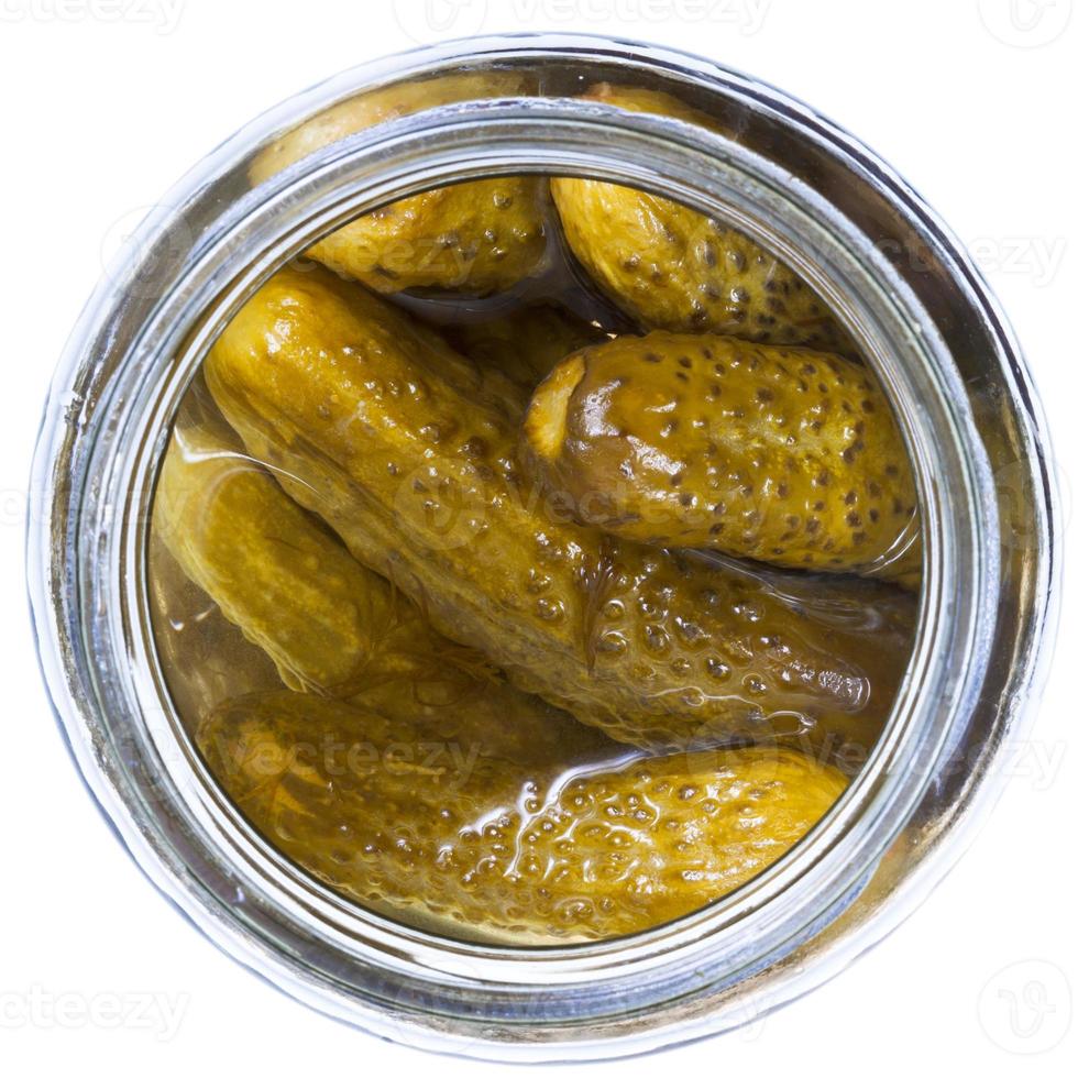 ingelegde komkommers in glazen pot foto