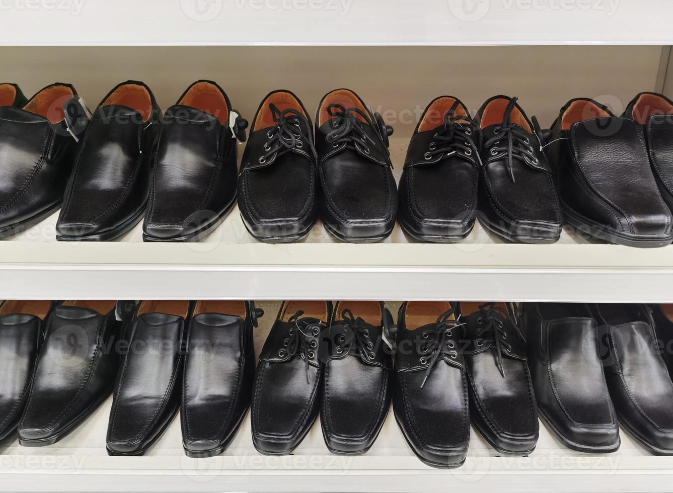 Mannen mode leer schoenen Aan winkel venster. concept van diversiteit, hoog kwaliteit, elegantie, eerlijk bedrijf verhouding foto