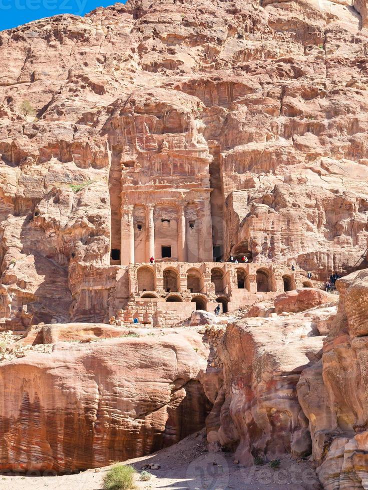 voorkant visie van Koninklijk urn graf in oude petra stad foto