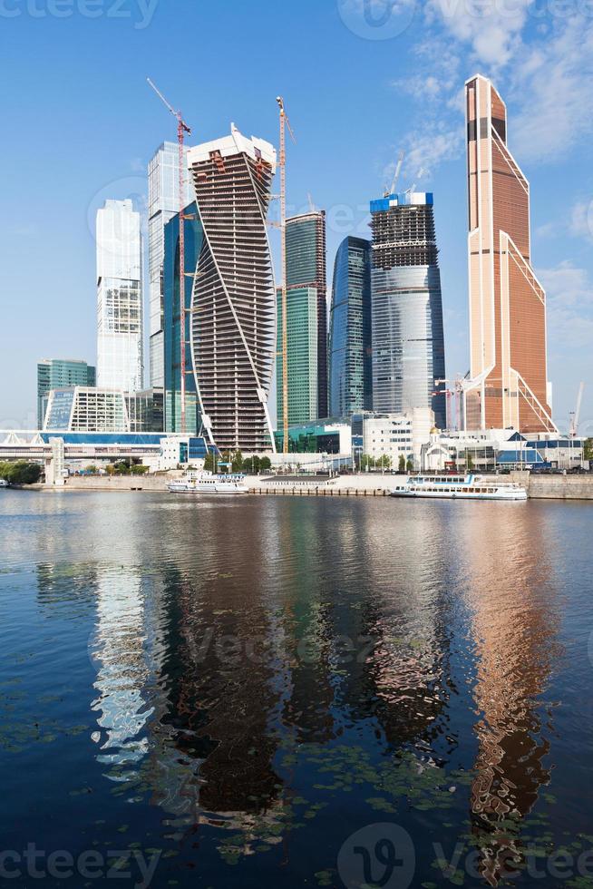 Moskou stad gebouwen en moskee rivier- foto