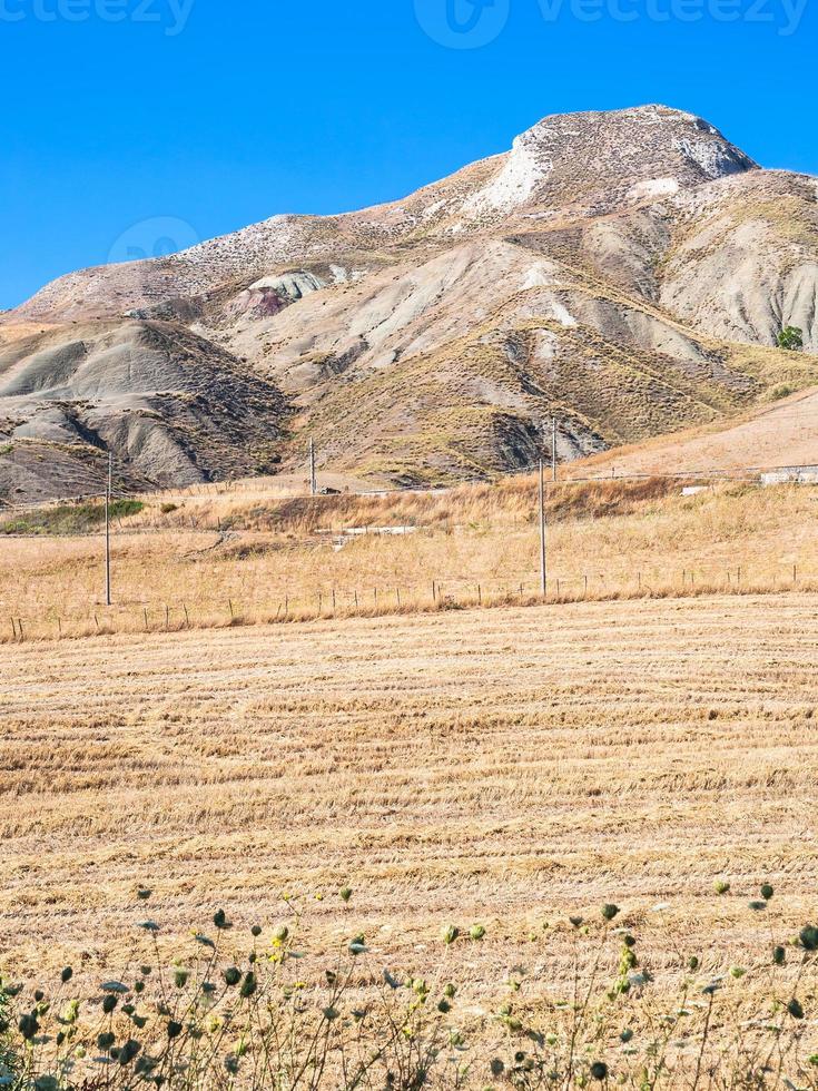 berg en landelijk velden van binnenste een deel van Sicilië foto