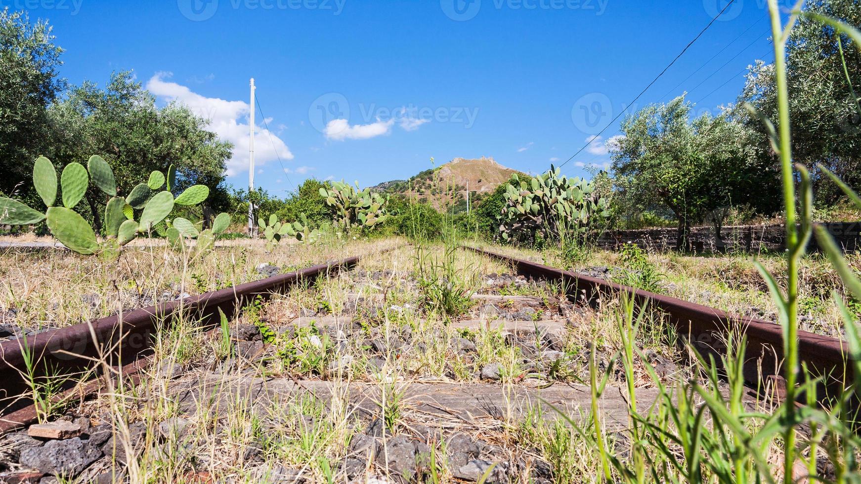 verlaten landelijk spoorweg in Sicilië foto