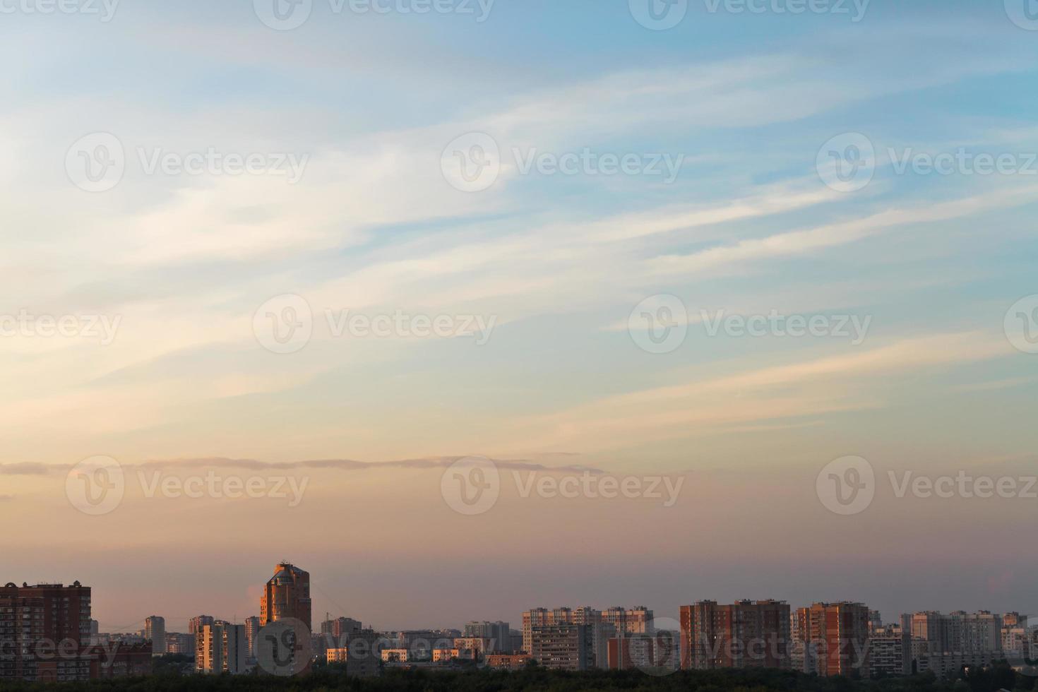 zonsondergang lucht over- stad in zomer foto