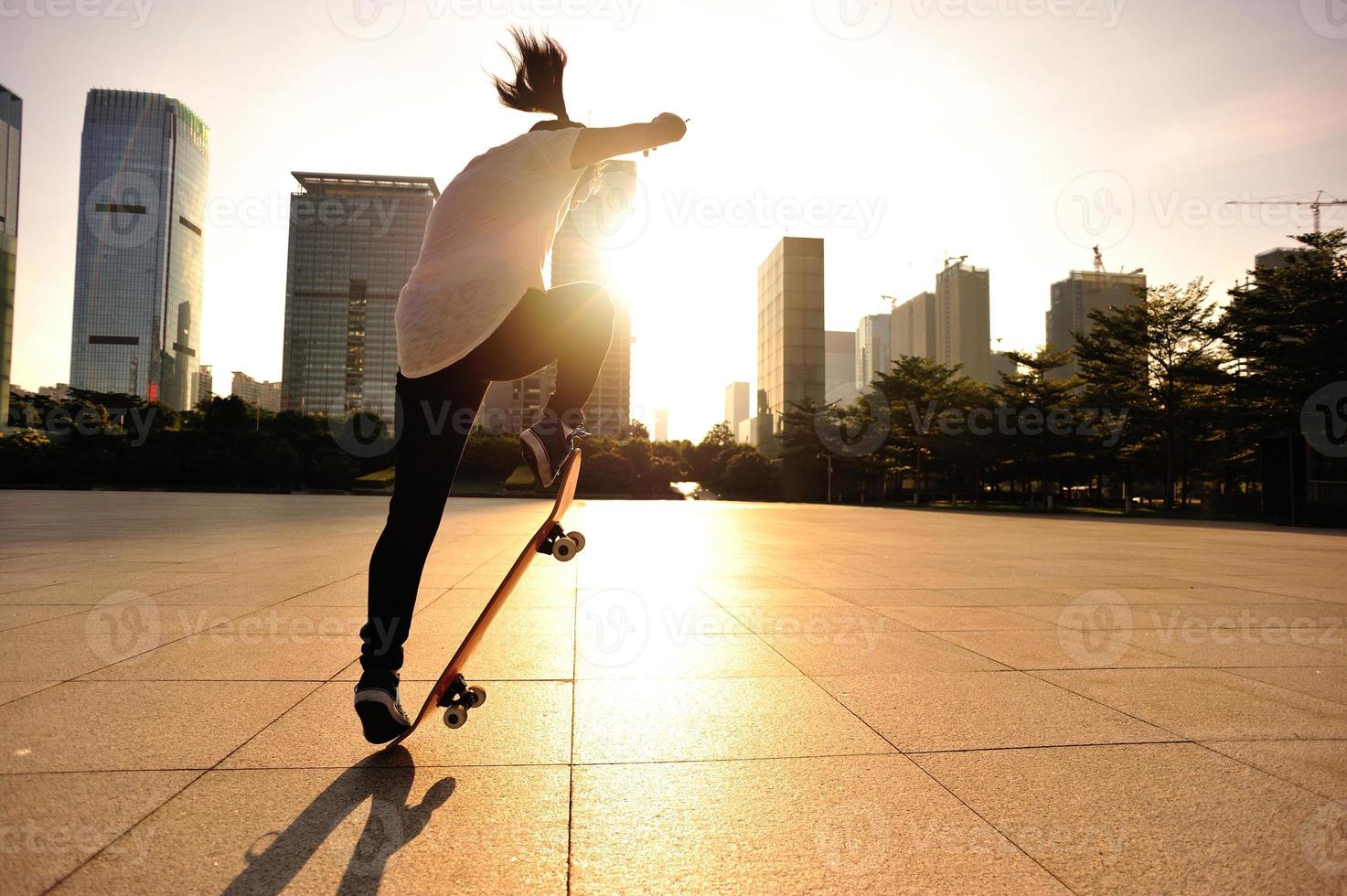 skateboarden vrouw springen foto