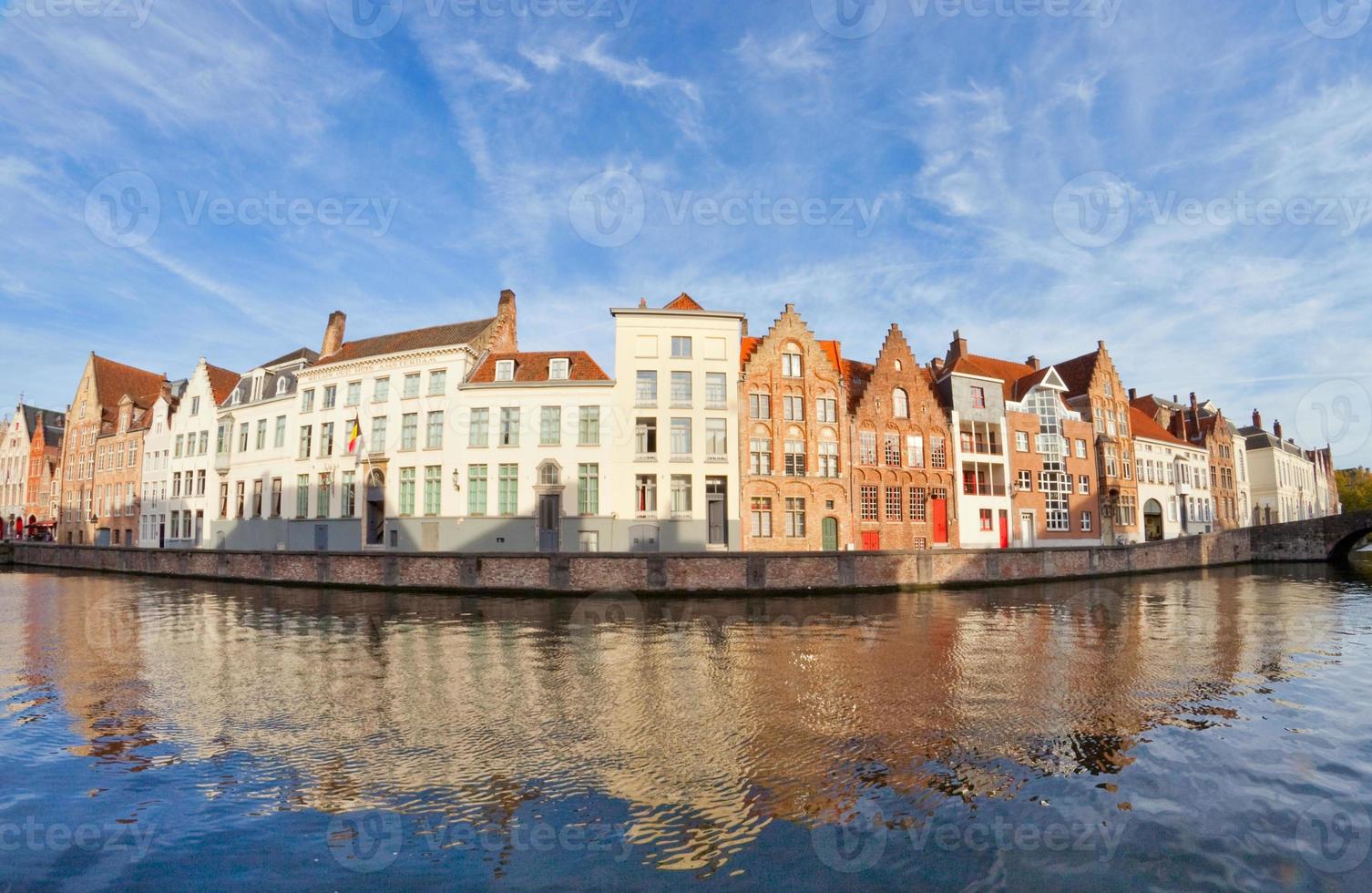 huizen langs kanaal, Brugge, België foto