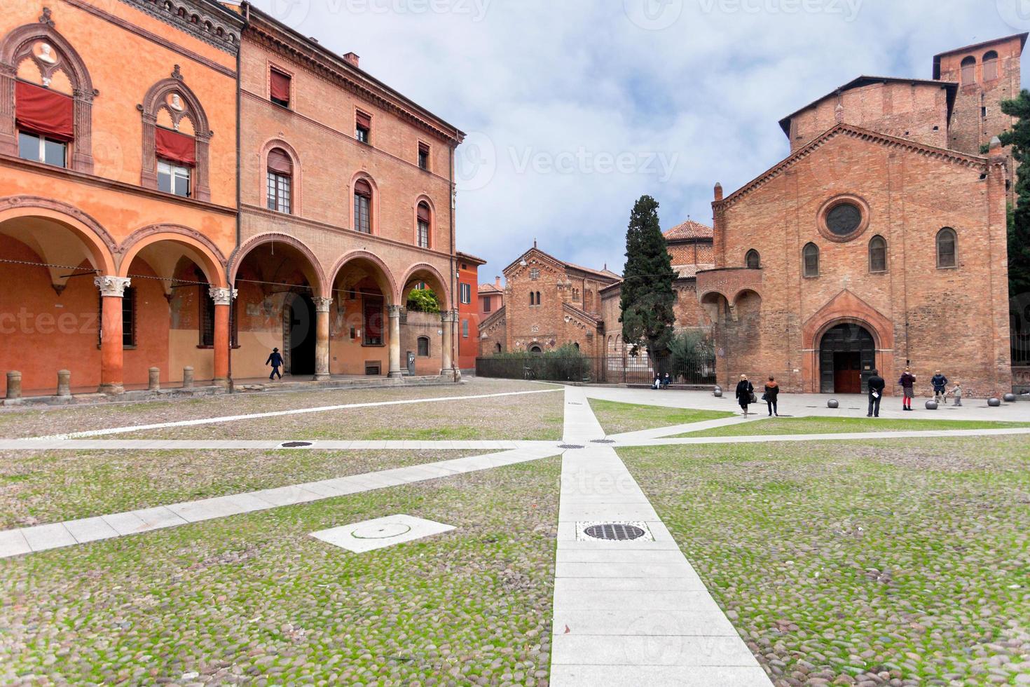 piazza santo stefano en zeven kerken in herfst dag in bologna, Italië foto