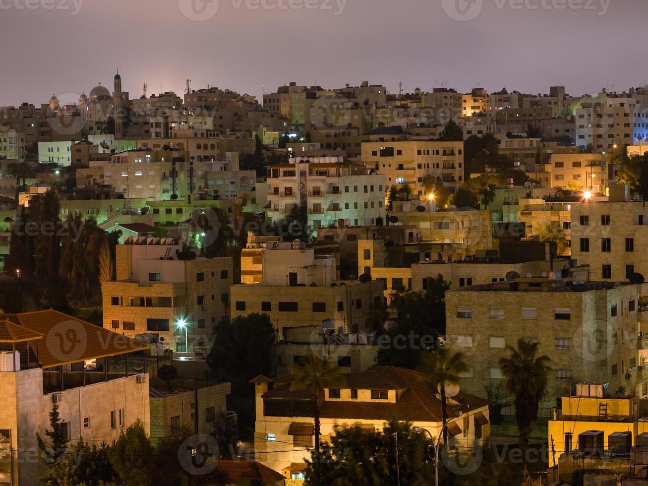 appartement huizen in Amman stad in nacht foto