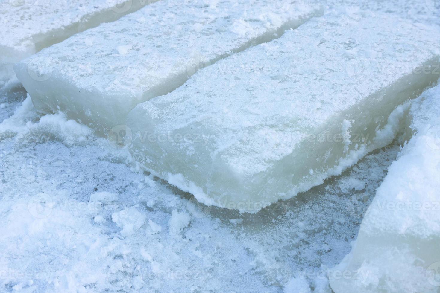 een groot stuk van ijs Aan de rivier- in winter. foto