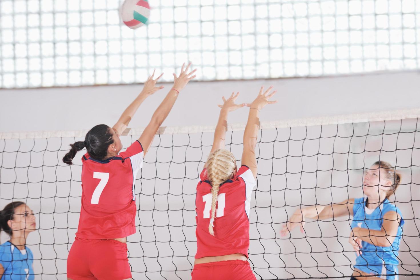 meisjes spelen volleybal indoor spel foto