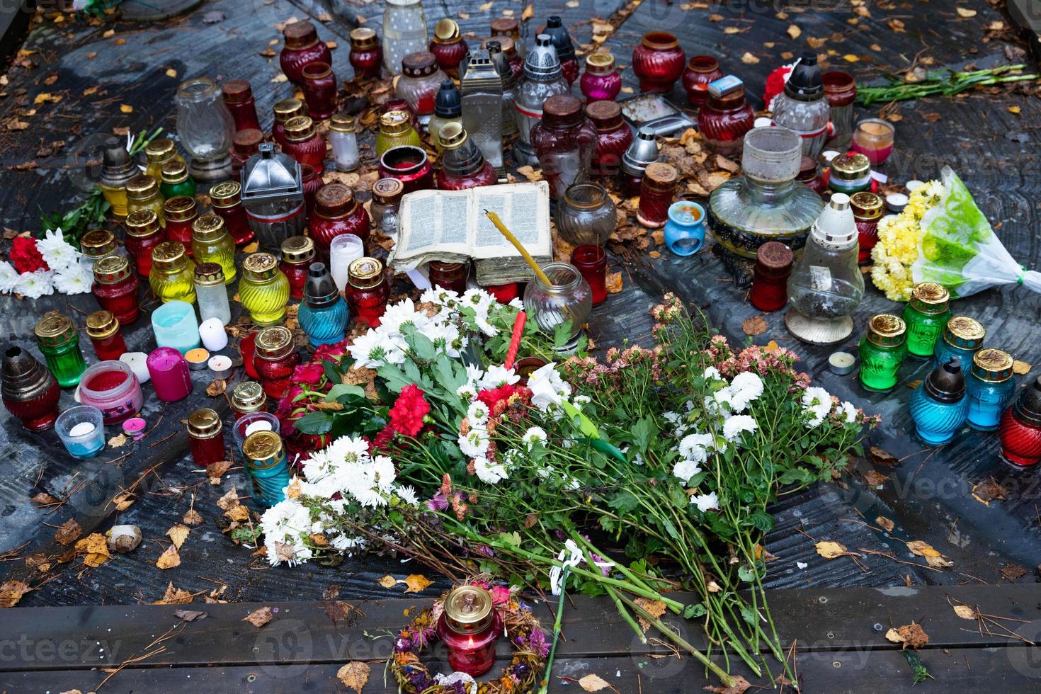 begrafenis kerk kaarsen en lampen voor rust in de Katholiek en orthodox kerken. christen Katholiek gebeden. foto