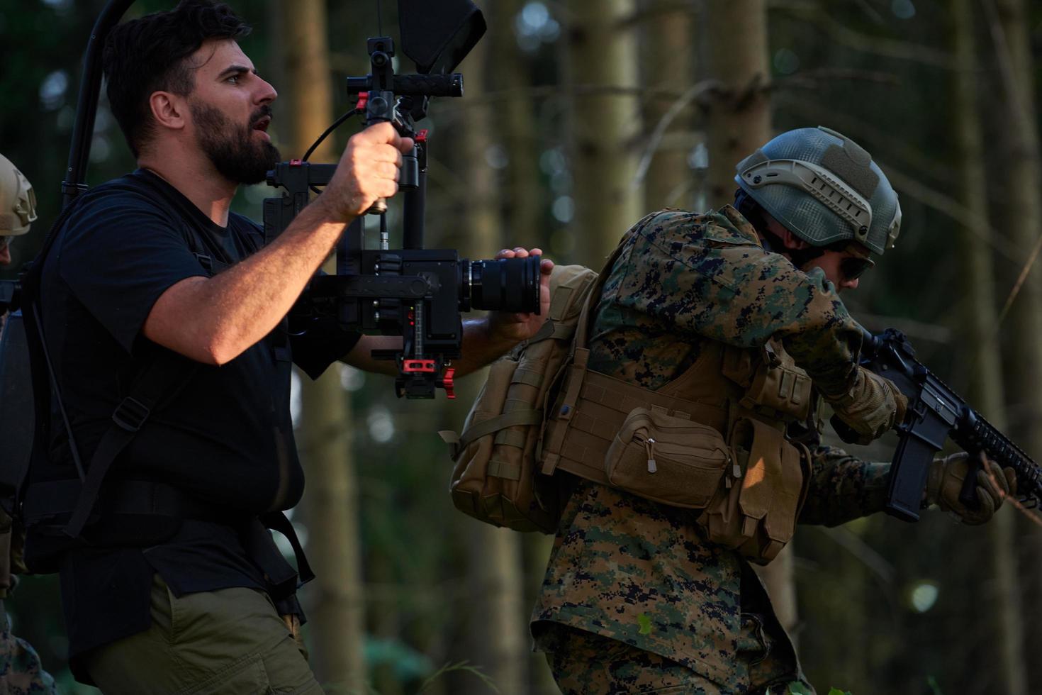 videograaf nemen actie schieten van soldaten in actie foto