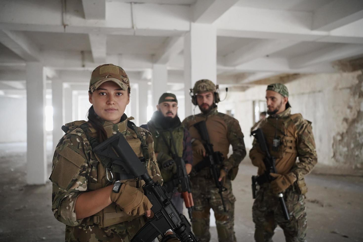 soldaat squad team portret in stedelijke omgeving foto