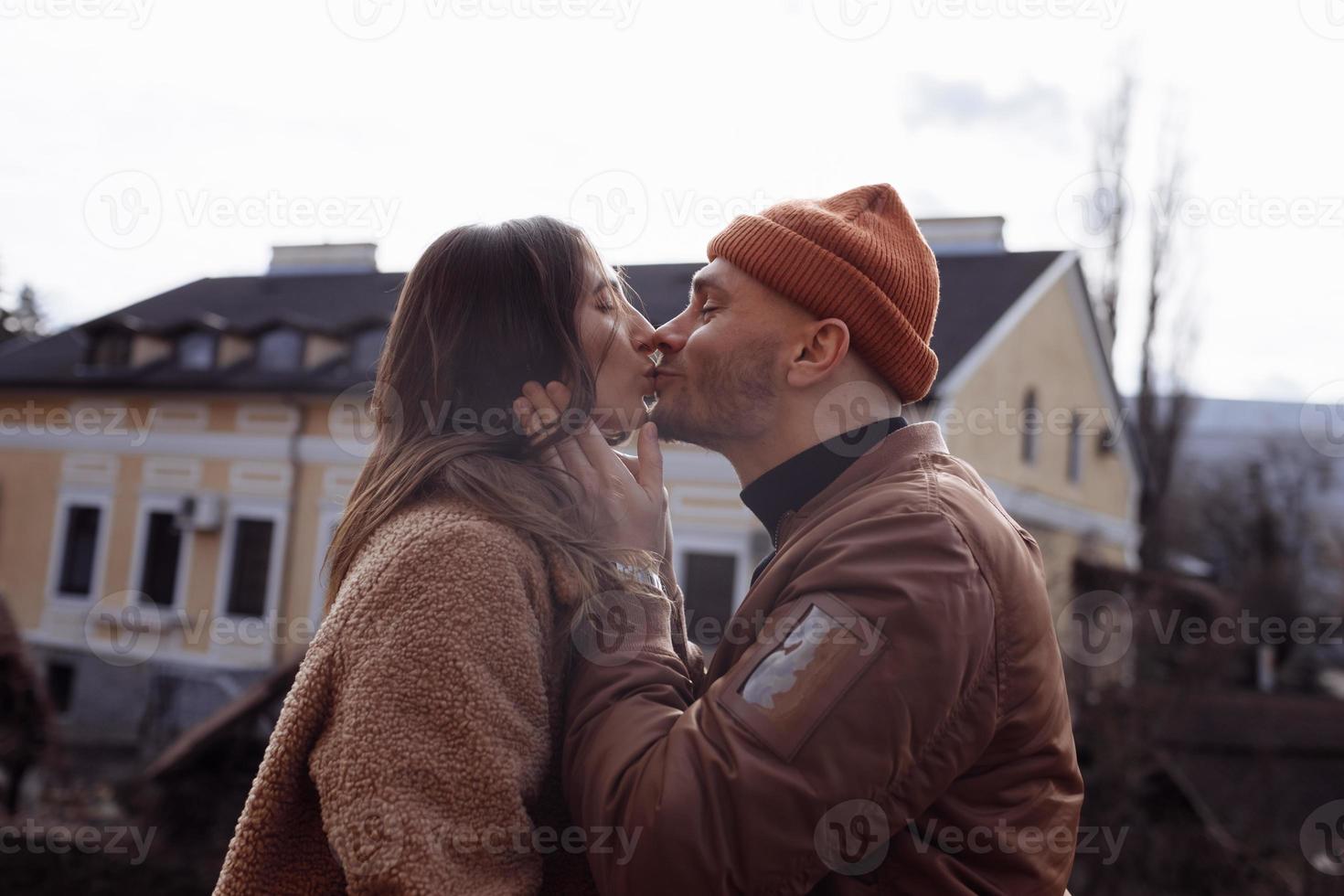 in liefde elegant jong paar zoenen in de stad. mode buitenshuis sensueel romantisch portret van mooi jong paar knuffels en zoenen Aan de stad. selectief focus foto