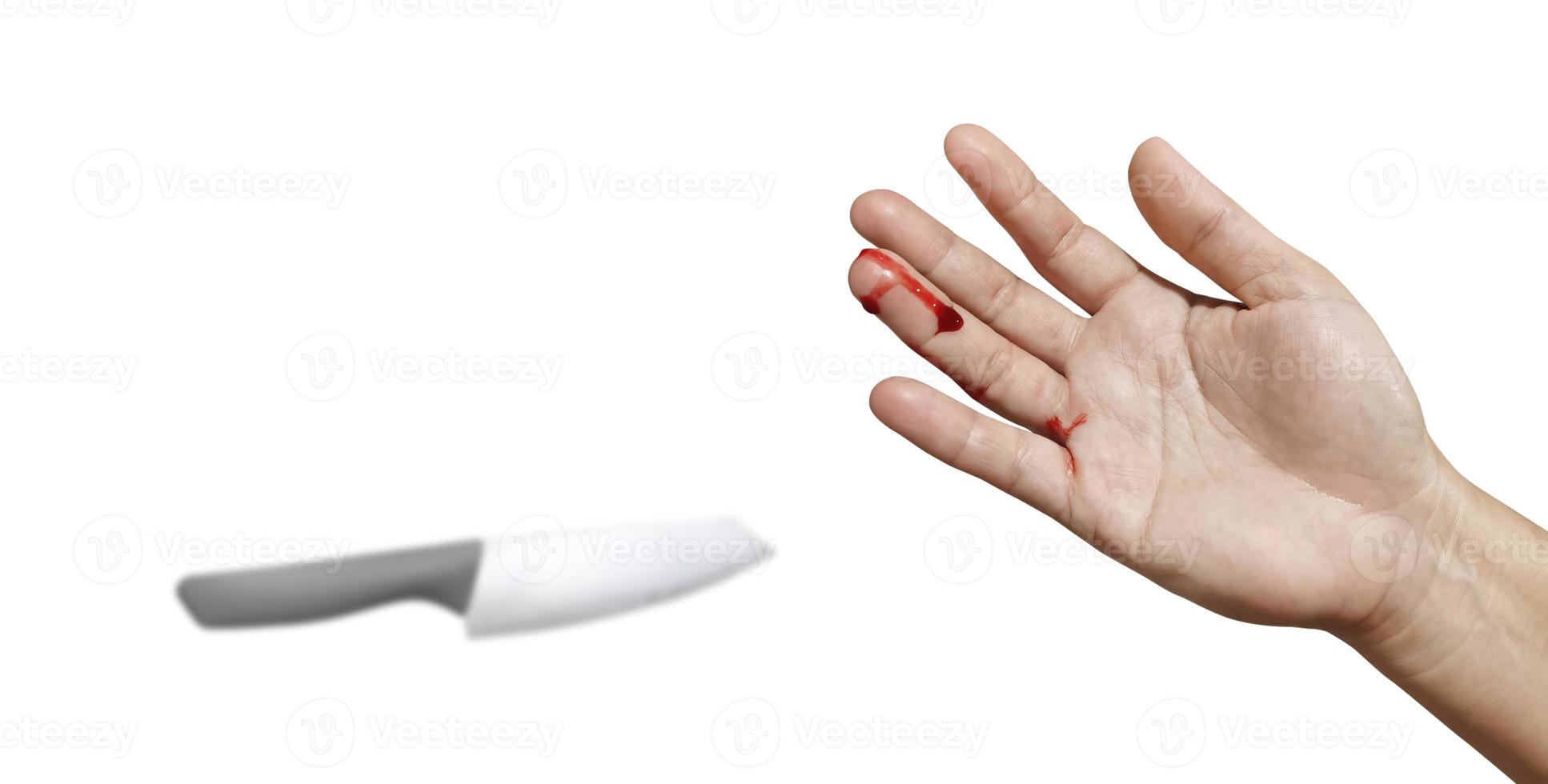 bloederig vrouw hand- en mes vertegenwoordigt een letsel ongeluk Aan een wit achtergrond foto