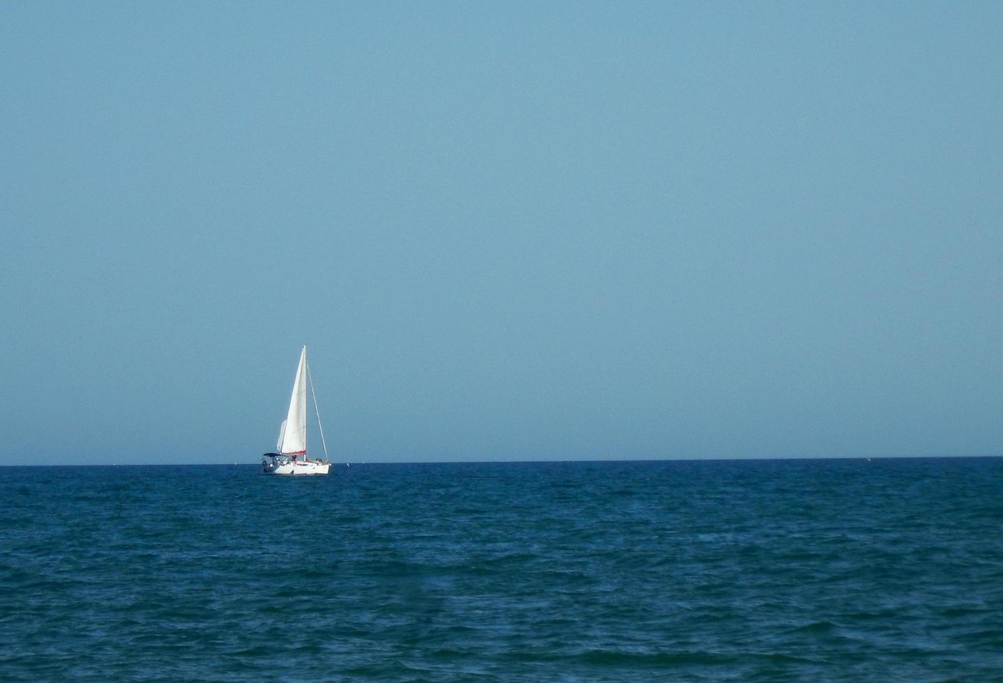 zeilboot Aan de blauw horizon foto