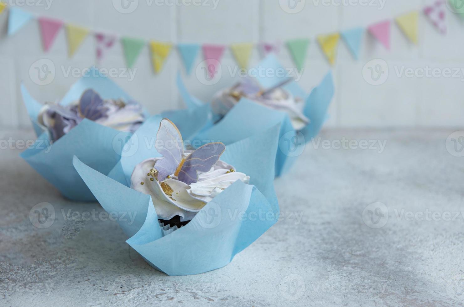 cupcakes met vlinder decoraties foto