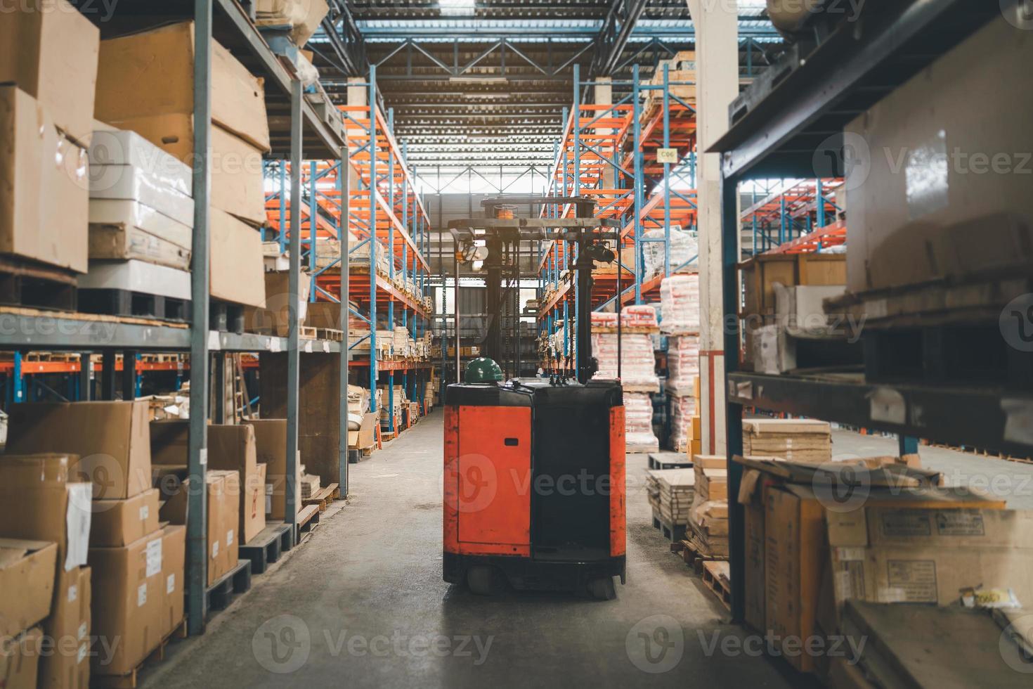 heftrucks voor vervoeren goederen in industrieel magazijn opslagruimte van kleinhandel winkel. magazijn interieur met schappen rek voor houden productie materiaal, pallets en dozen. industrieel concept. foto