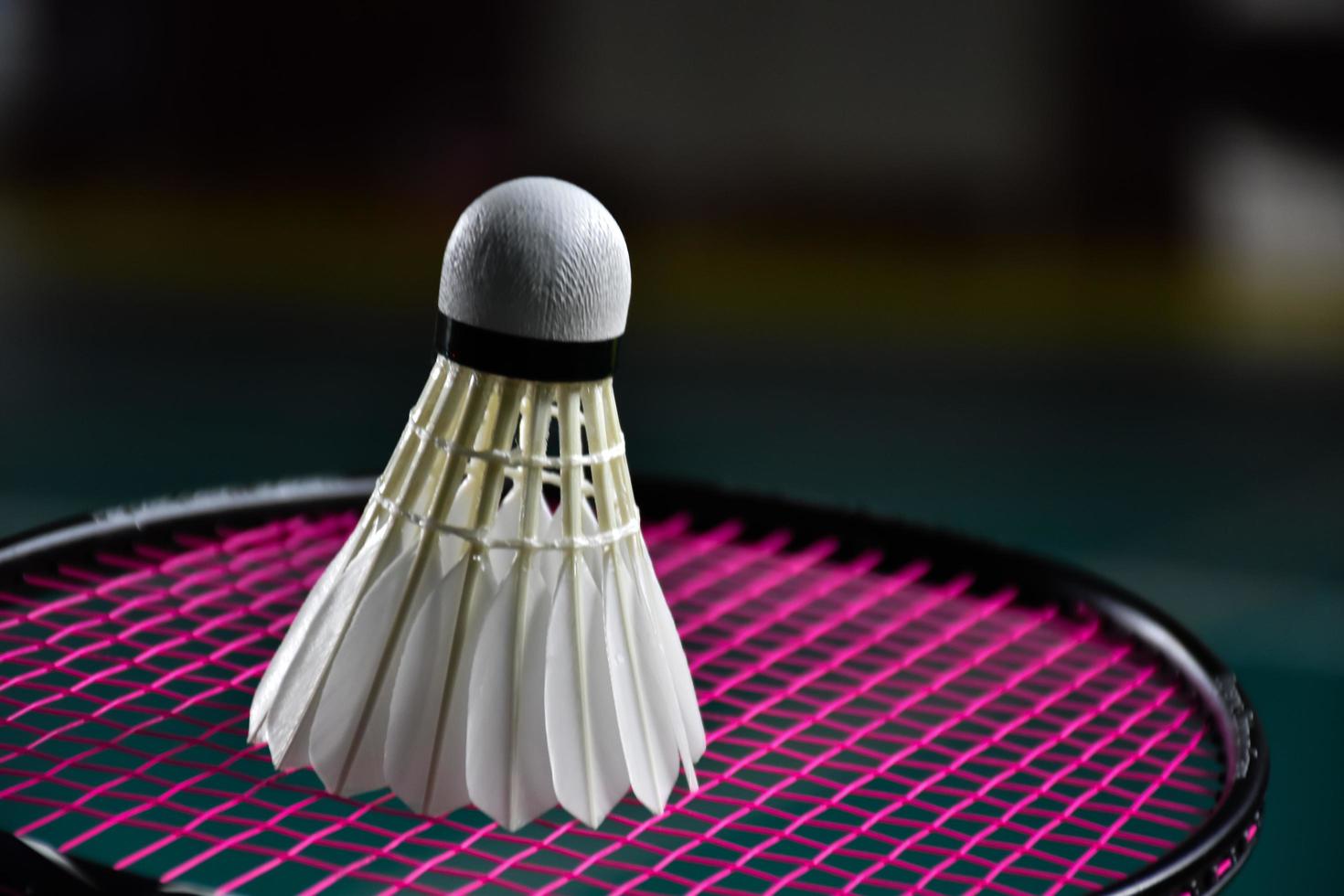 badminton sport apparatuur, shuttles en rackets. foto