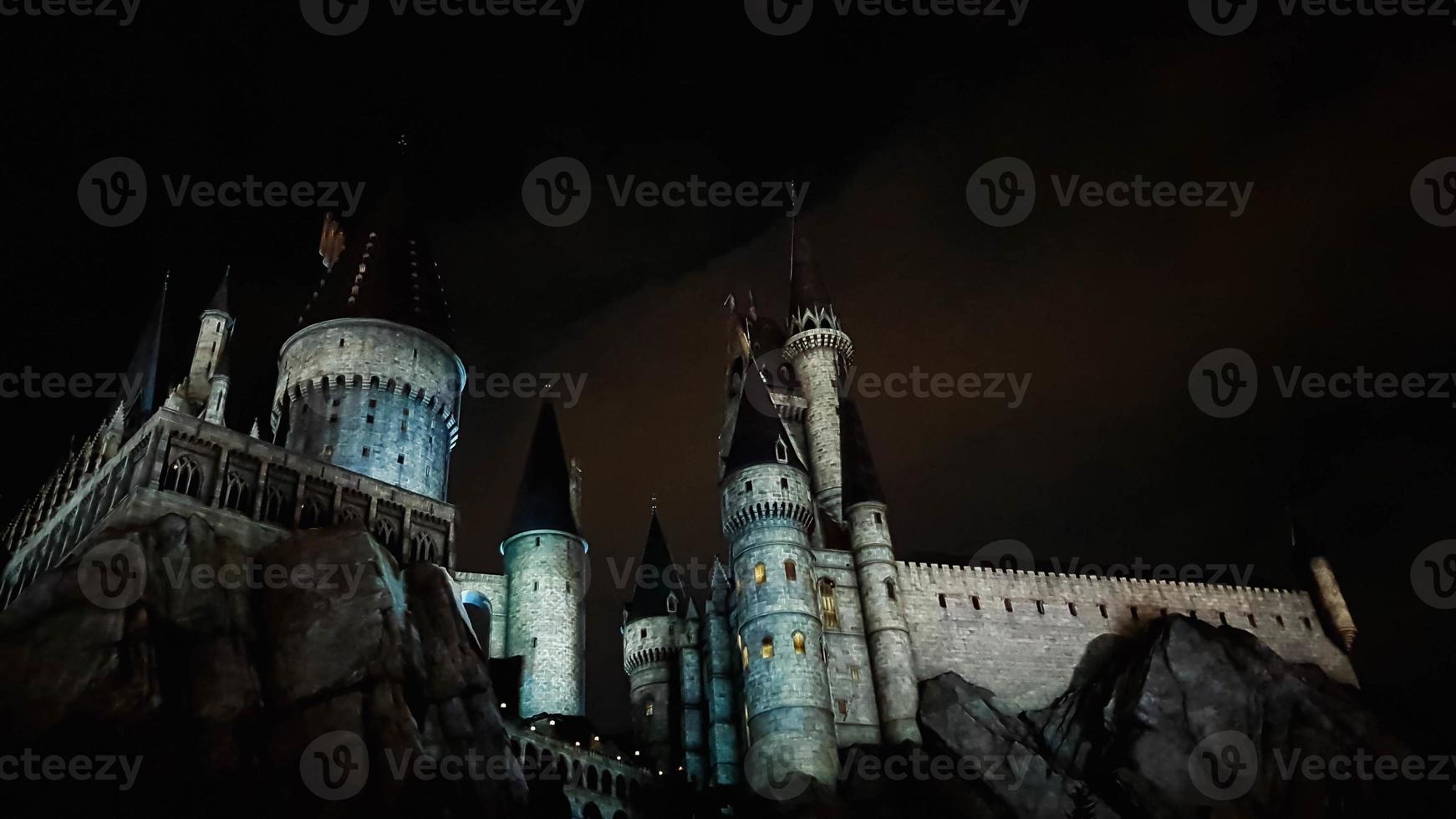 osaka, Japan Aan juli 8, 2019. een heel mooi licht tonen Bij nacht Bij Zweinstein kasteel dat u moet en moet zien wanneer u bezoek universeel studio's Japan. foto