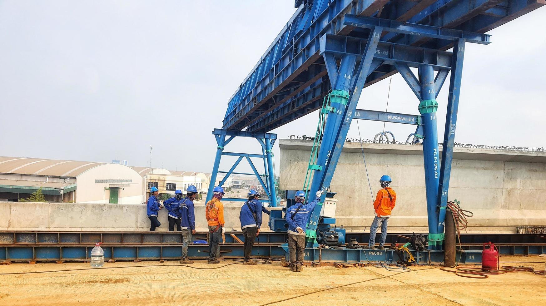 Jakarta, Indonesië Aan augustus 2022. een team is voorbereidingen treffen naar lancering een geprefabriceerd ligger Aan een trolley net zo een van de werk cycli in erectie ligger werk. foto