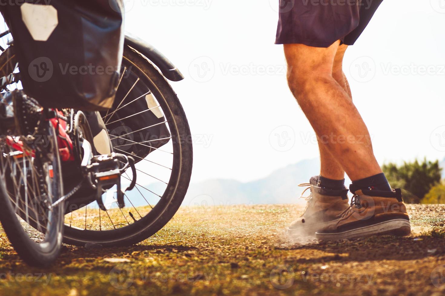 extreem wielersport sfeervol fietser visie door toeren fiets wandelen in stof. beweging bur effect extreem fiets avontuur buitenshuis sport- foto