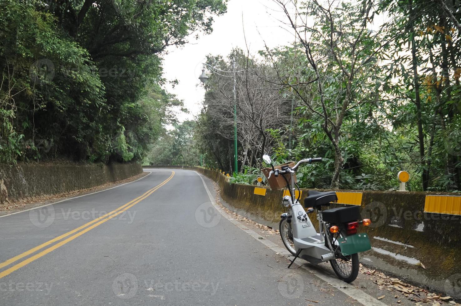 motor fiets en lang weg in een berg reis foto